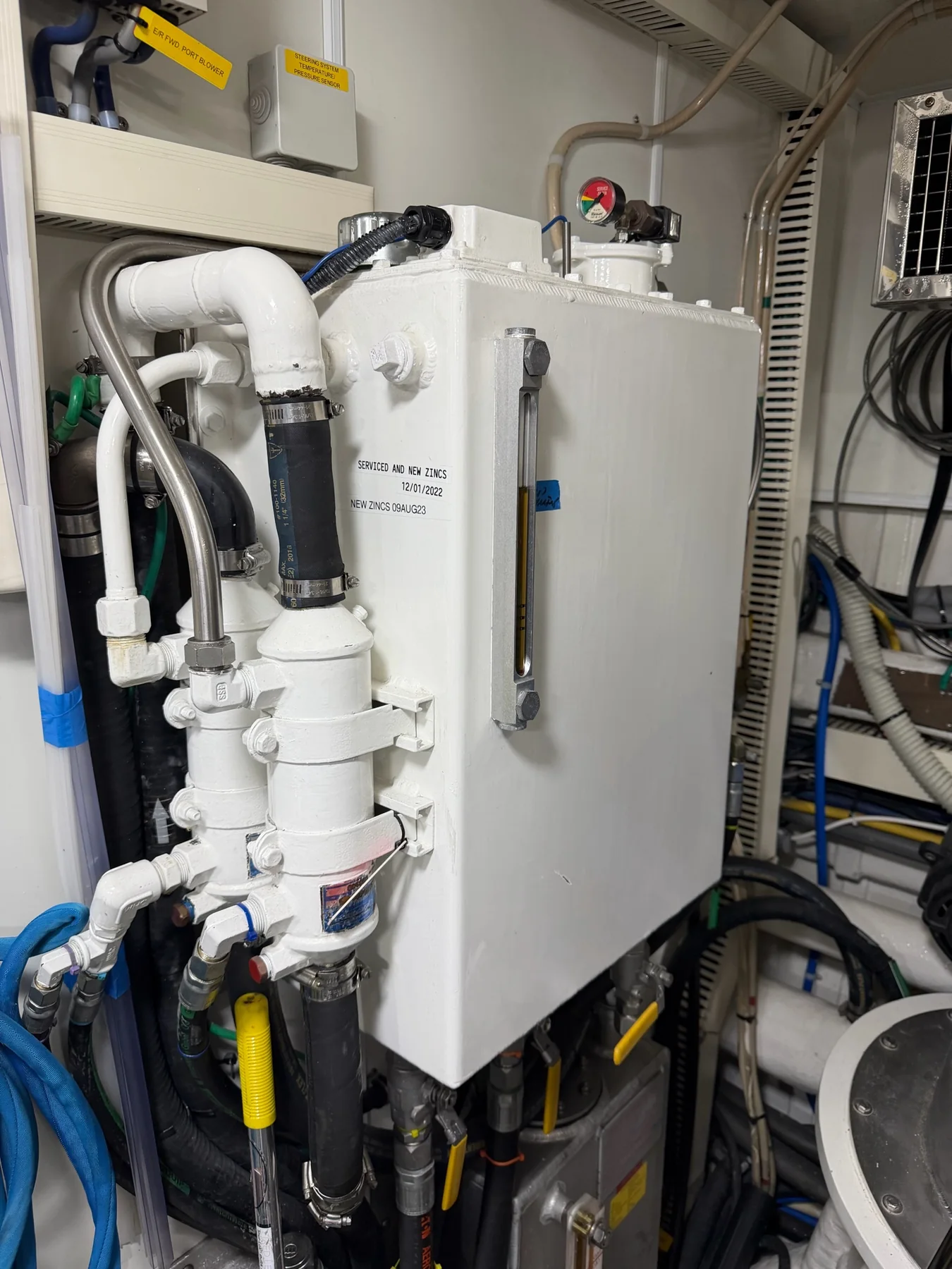 Marine hydraulic reservoir with filters, piping, and fluid sight glass