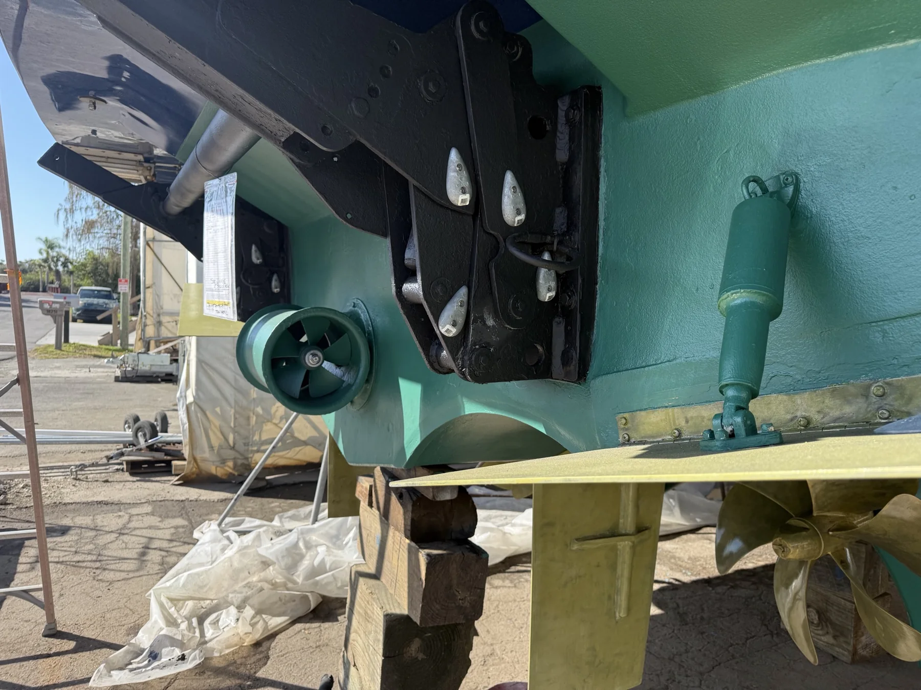Hydraulic trim-tab cylinder and linkage installed on a vessel transom